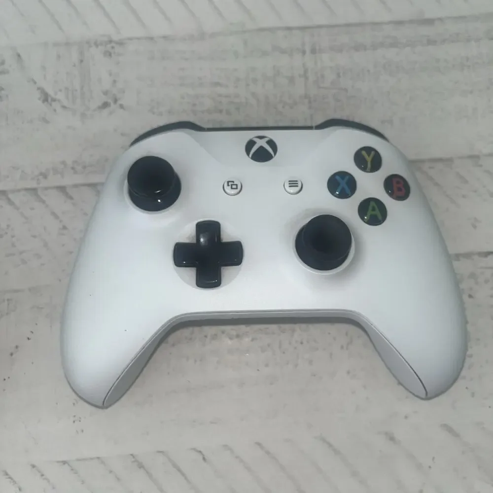 Microsoft Xbox One Wireless Controller Model 1708 White Pre-Owned